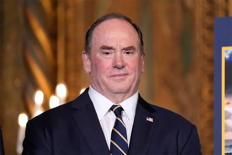  في توقيت حسّاس.. إقالة وزير البحرية الأميركية