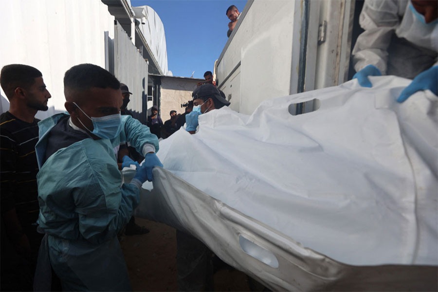 وزارة الصحة الفلسطينية في غزة تُعلن عن استلام 15 جثمانًا لشهداء تم الإفراج عنهم 