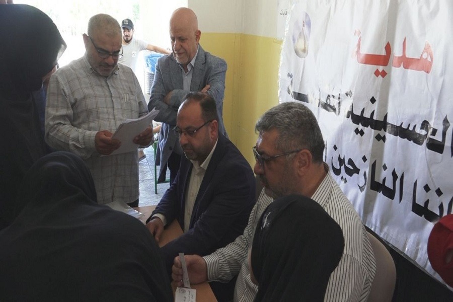 رسالة دعم وتضامن.. وفد من العتبة الحسينية يجول على مراكز النزوح في البقاع الغربي 