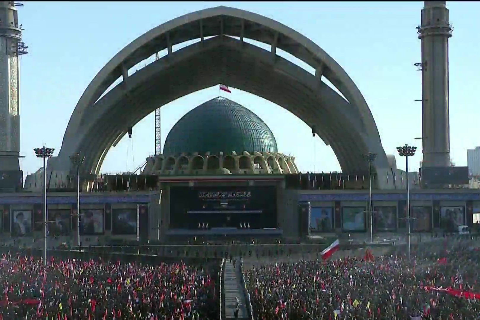 فيديو| حشود غير مسبوقة في مصلى طهران: ملحمة شعبية تجسد الوفاء للقائد الشهيد