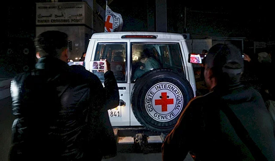 القسام تسلّم الصليب الأحمر جثتين إضافيتين من أسرى الاحتلال في قطاع غزّة