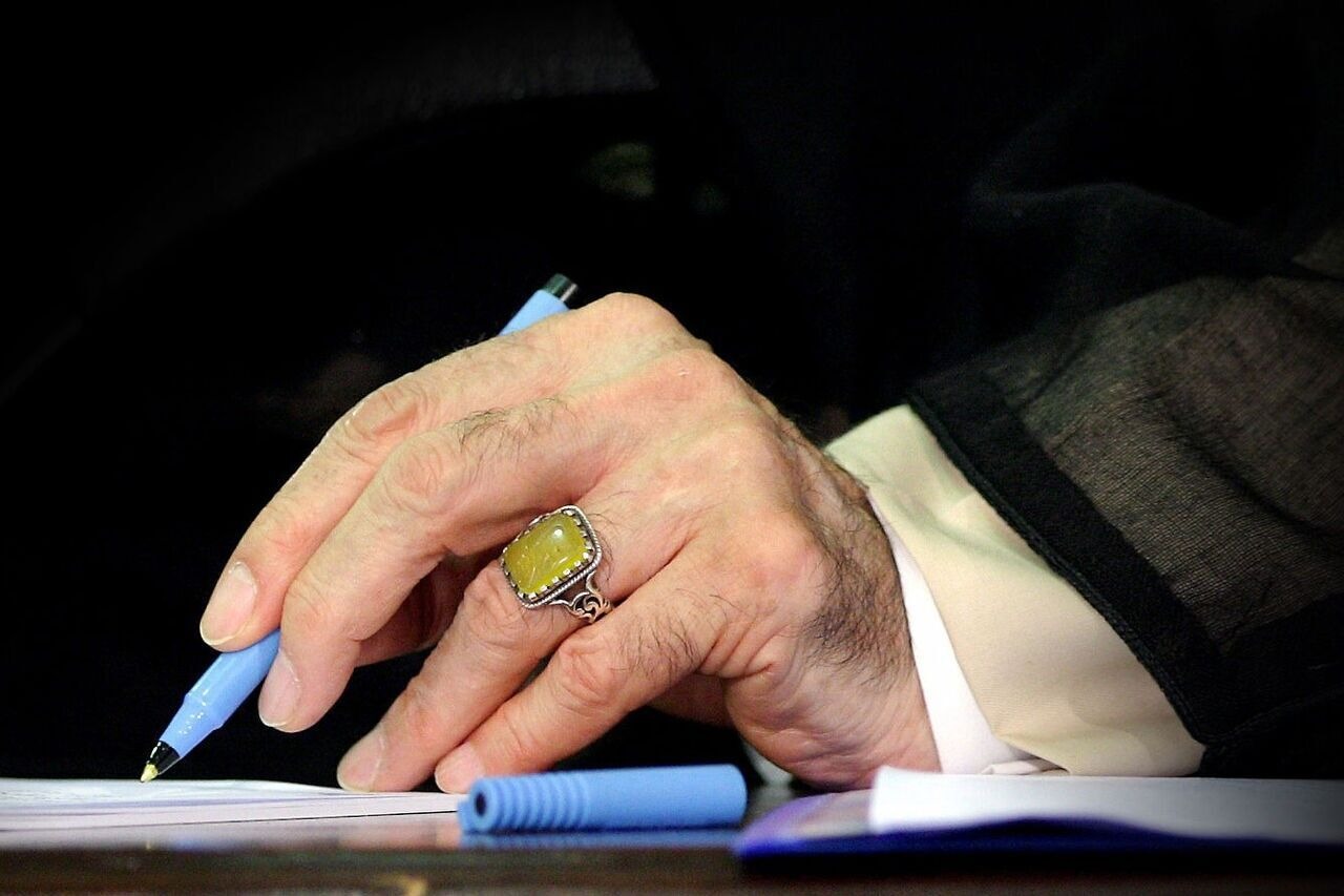 الإمام الخامنئي في رسالة إلى رياضية إيرانية: تصميمك وجهدك أفضل من الذهب يا ابنتي