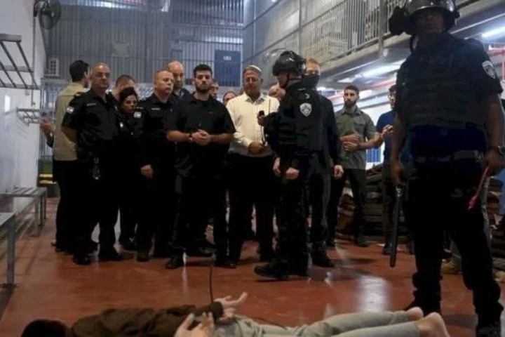 حماس: التنكيل بأسرى سجن عوفر جريمة حرب وندعو المجتمع الدولي للتحرك عاجلًا