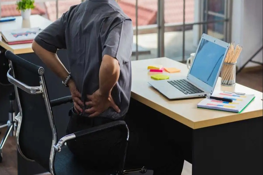  تنكس العظام وتشنجات العضلات.. أمراض تهدد مستخدمي الكمبيوتر لساعات طويلة