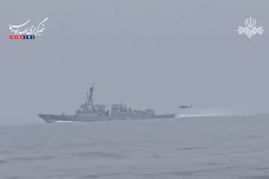 بالفيديو| هروب مدمرة أميركية من شرق مضيق هرمز بعد تحذير حرس الثورة الإسلامية 