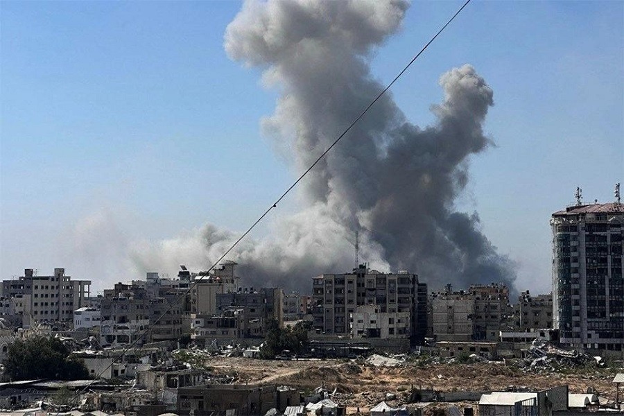 فلسطين المحتلة| دبابات الاحتلال تطلق نيرانها الكثيفة وتصيب خيام النازحين في منطقة المقابر غربي مدينة خاني ونس في جنوب قطاع غزة