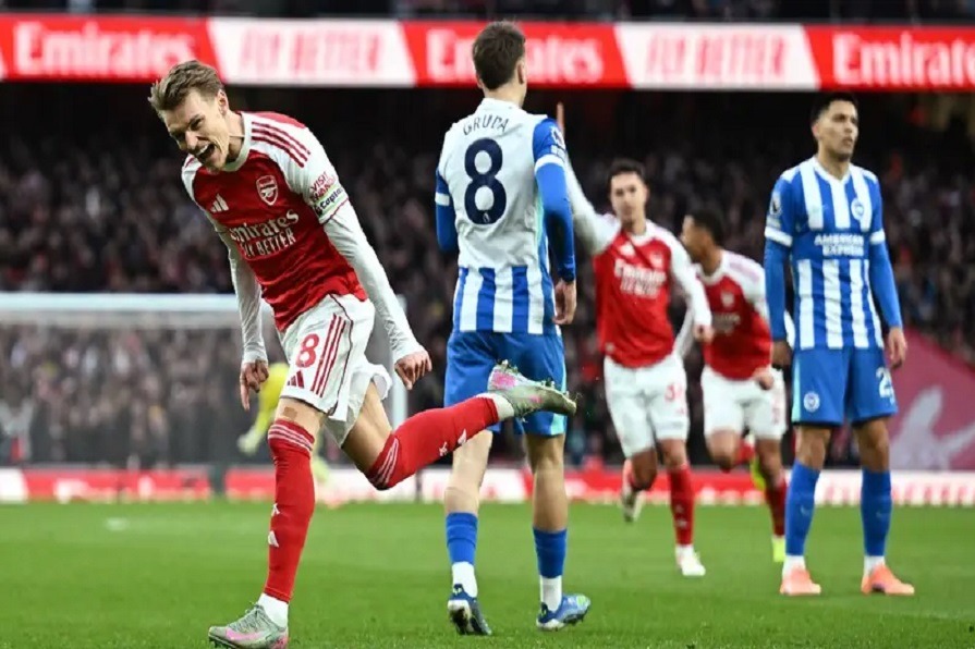 أرسنال يستعيد صدارة 