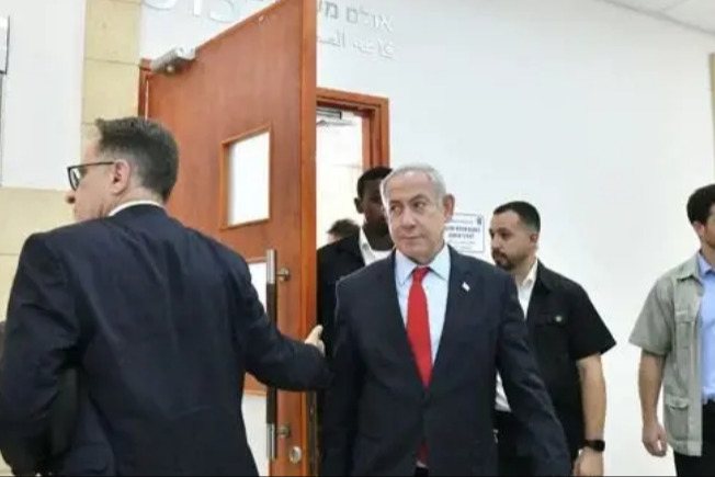 محلل صهيوني مُهاجمًا تهرُّب نتنياهو من المحاكمة: نتجه لمزيد من الانحدار