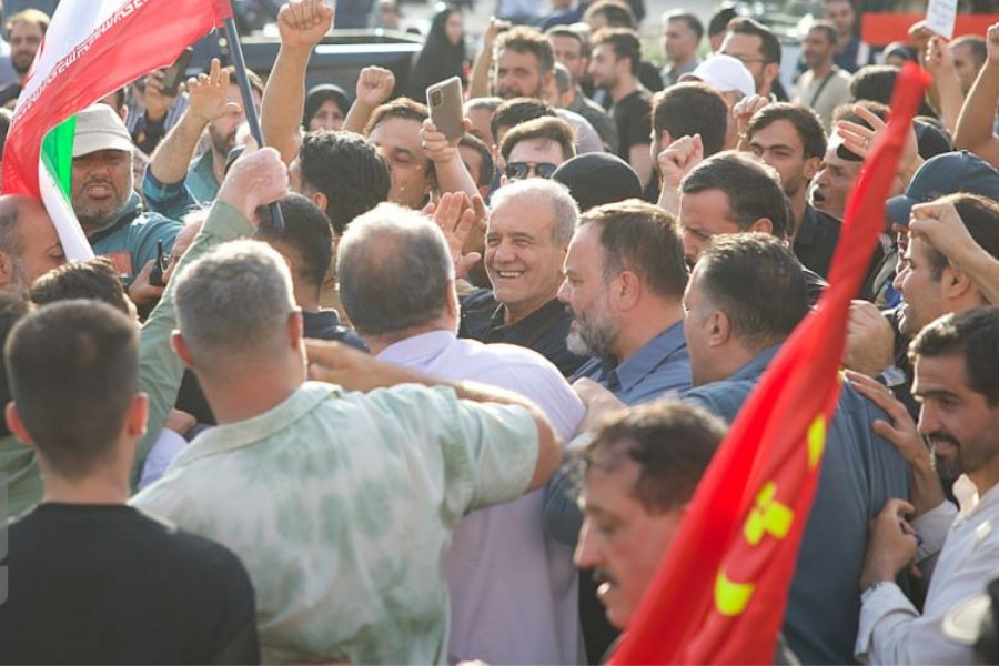 حراك شعبي في ساحة الثورة بطهران تنديدًا بالعدوان.. بزشكيان: سنجعل العدو يندم