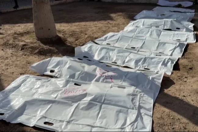  الدفاع المدني ينظم دفن الشهداء بعد دفنهم العاجل خلال العدوان على غزة