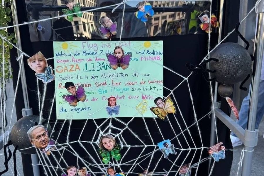 بالصور| معرض في برلين يوثق مجزرة أطفال ميناب ورسائل احتجاج طلابية