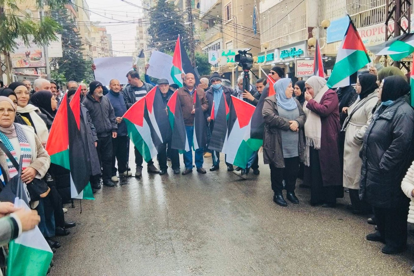 اعتصام لأبناء مخيمات الشمال أمام مكتب الأونروا: لا لاستهداف القطاعين الصحي والتربوي