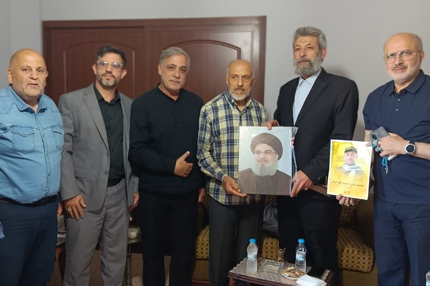 لبنان| وفد من قيادة حزب الله في البقاع يزور عائلة الشهيد الدكتور محمد أبو حيدر في تمنين الفوقا