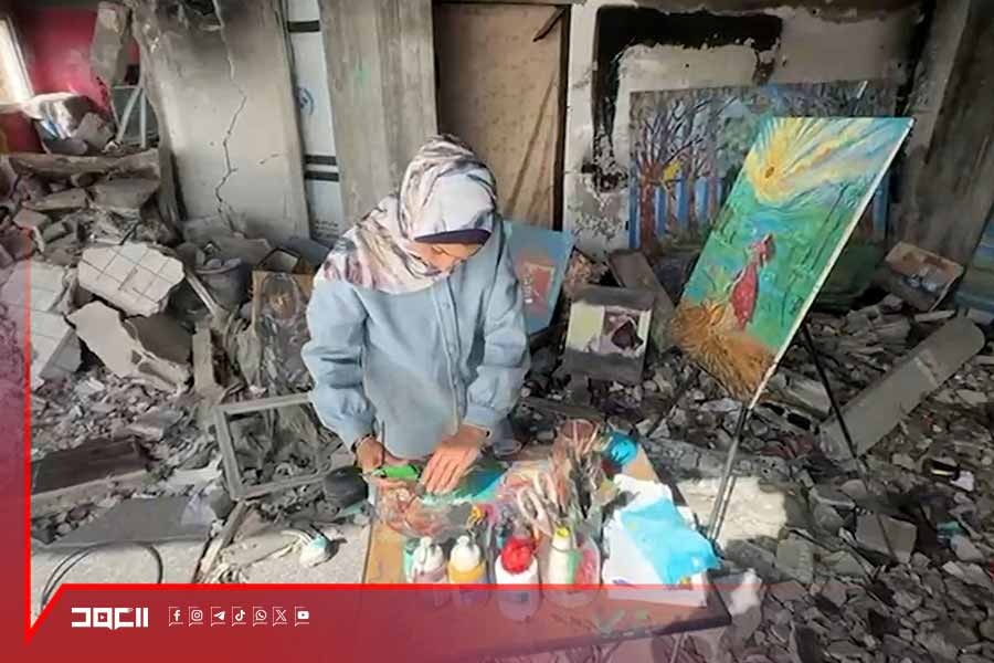 فنانة فلسطينية حوّلت منزلها المدمّر إلى مرسم للتفريغ النفسي