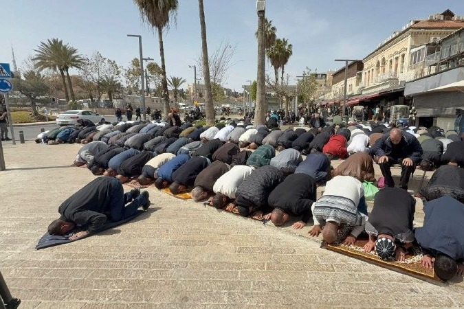 مقدسيون يؤدون صلاة الجمعة الأخيرة من رمضان قرب الأقصى