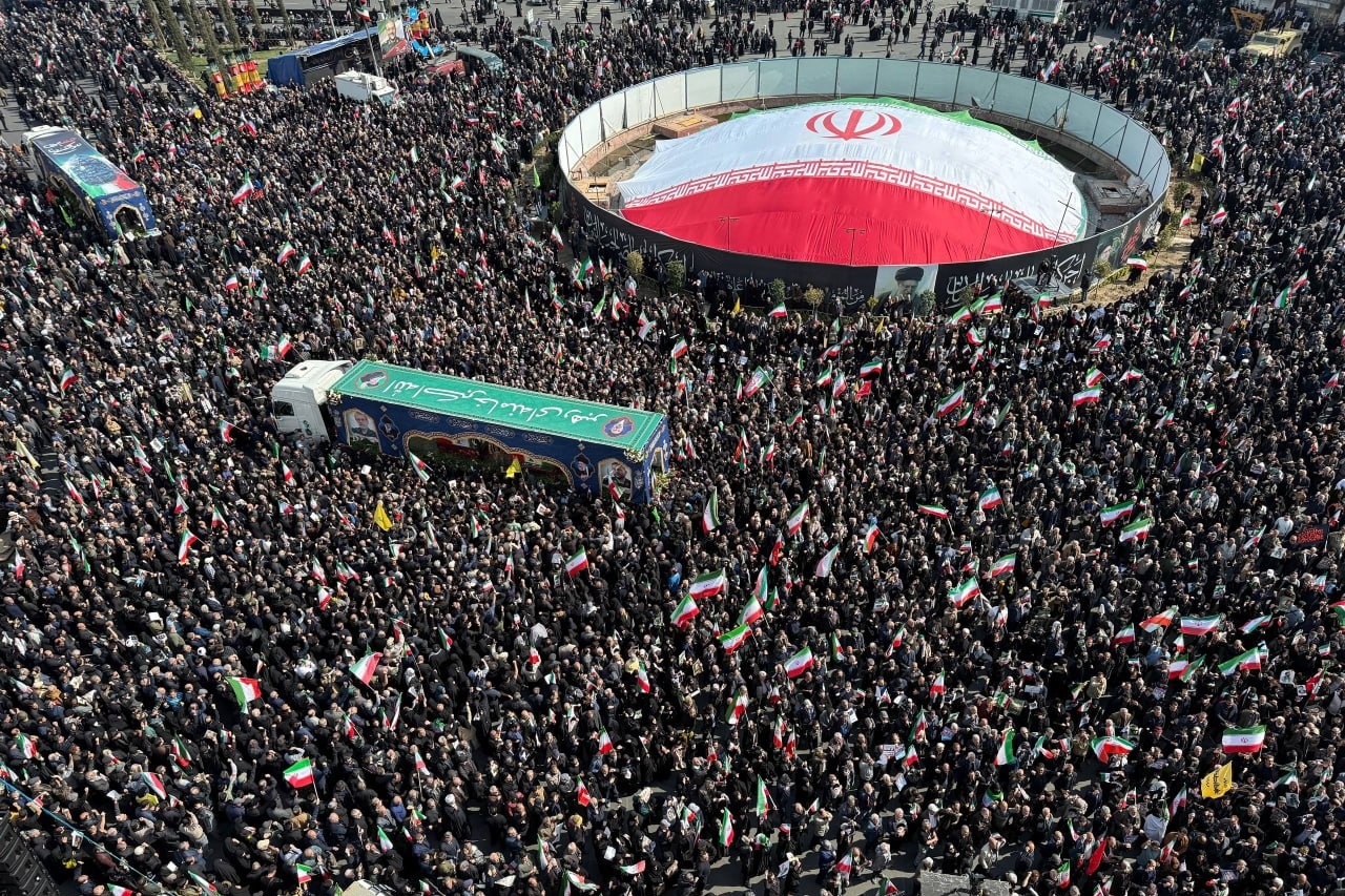 بالصور| إيران تشيّع الشهيدين القائدين لاريجاني وسليماني وشهداء السفينة 