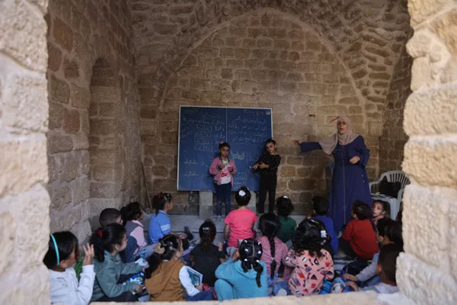 غزّة.. العودة إلى الدراسة في الأماكن الأثرية