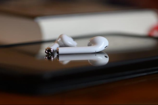 سماعات الأذن تهدد السمع: الخبراء يوصون بالحد من الاستخدام اليومي