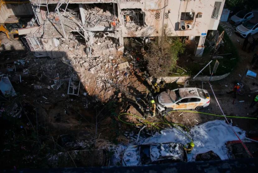 دمار كبير وجرحى في هجوم صاروخي لإيران على 