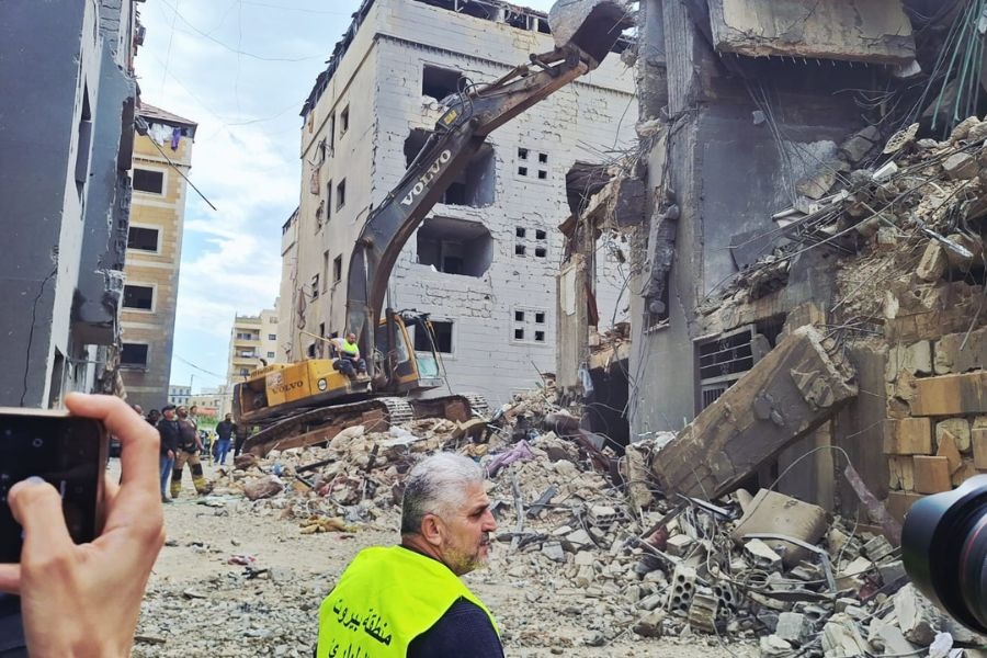  بالصور| جولة إعلامية للإطلاع على الدمار الناتج عن العدوان في الأجنحة الخمسة 