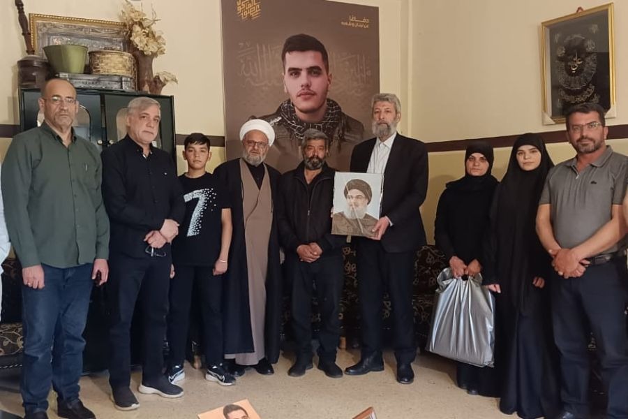 وفد من حزب الله ممثلًا الشيخ قاسم يزور عائلة الشهيدين حسين وعلي مهدي في بلدة حام