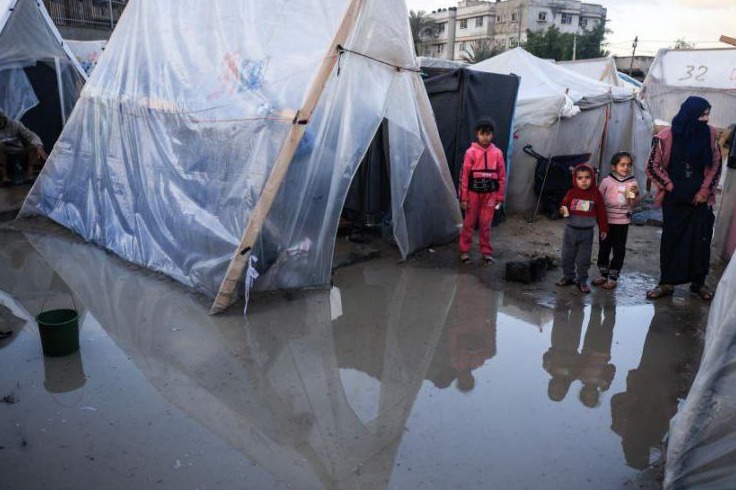 مخيمات ومراكز الإيواء في قطاع غزة تغرق بفعل الأمطار