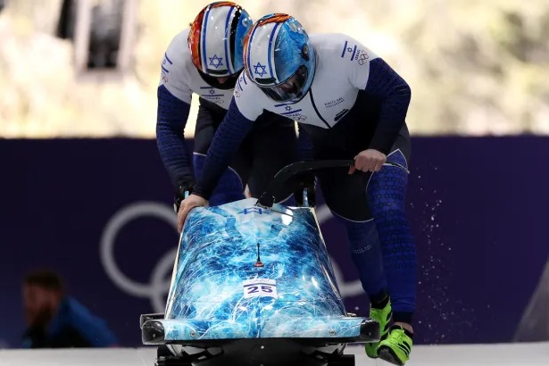 معلّق رياضي سويسري ينتقد مشاركة 