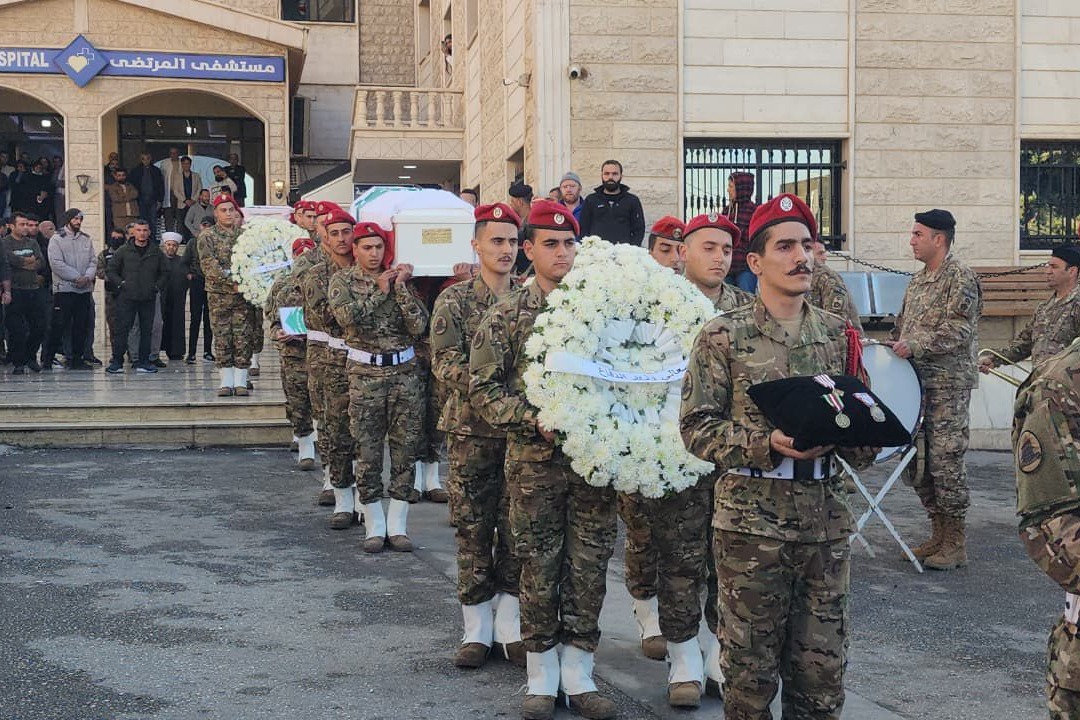 قيادة الجيش تقيم مراسم تشييع الشهيدين البرادعي وحيدر من أمام مستشفى المرتضى ببعلبك