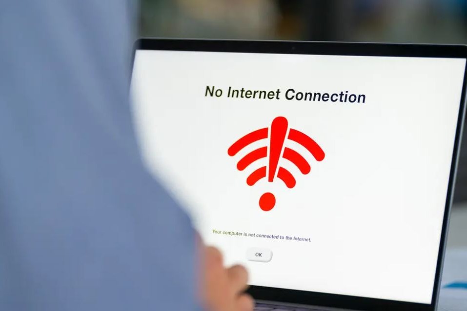 هجوم سيبراني محتمل يشلّ خدمات الإنترنت والاتصالات في 