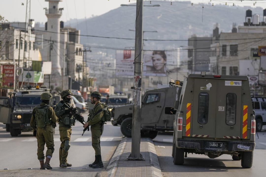 الاحتلال يشن حملة اقتحامات على الضفة واعتداء على تجمع بدوي جنوب الخليل