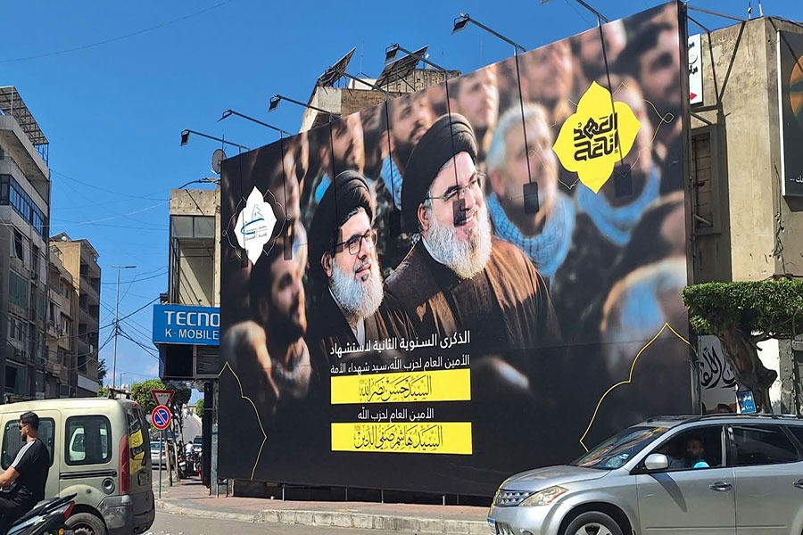 بالصور: الضاحية الجنوبية تزدان بصور السيدين الشهيدين تحضيرًا لإحياء ذكراهما الثانية