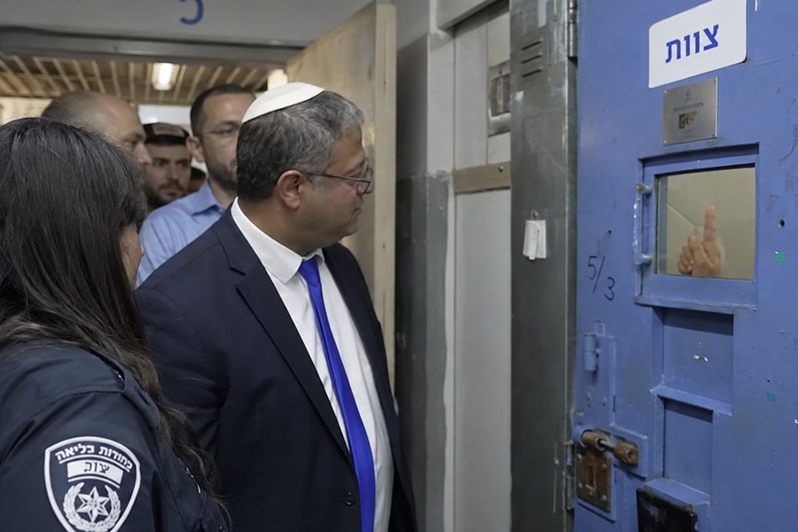 بن غفير يتفاخر باقتحام أقام الأسيرات.. وتحذيرات فلسطينية من خطورة الوضع