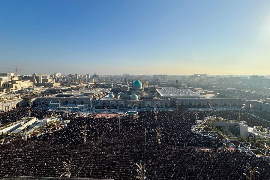 ملايين الإيرانيين يقيمون صلاة عيد الفطر ويشيعون الشهيد نائيني في طهران 