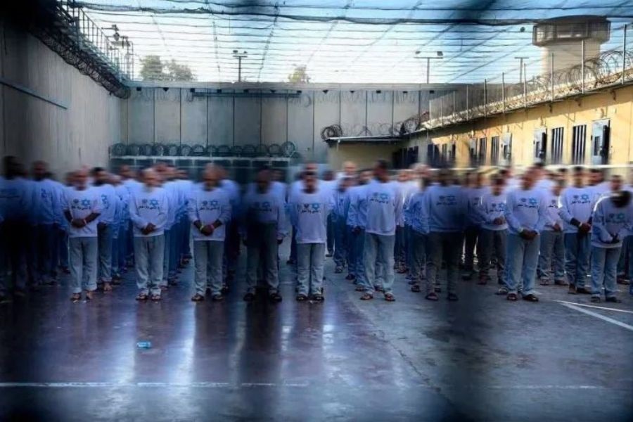 الاحتلال يصدر اعتقالًا إداريًا ويجدده بحق 29 أسيرًا فلسطينيًا منهم نائب في 