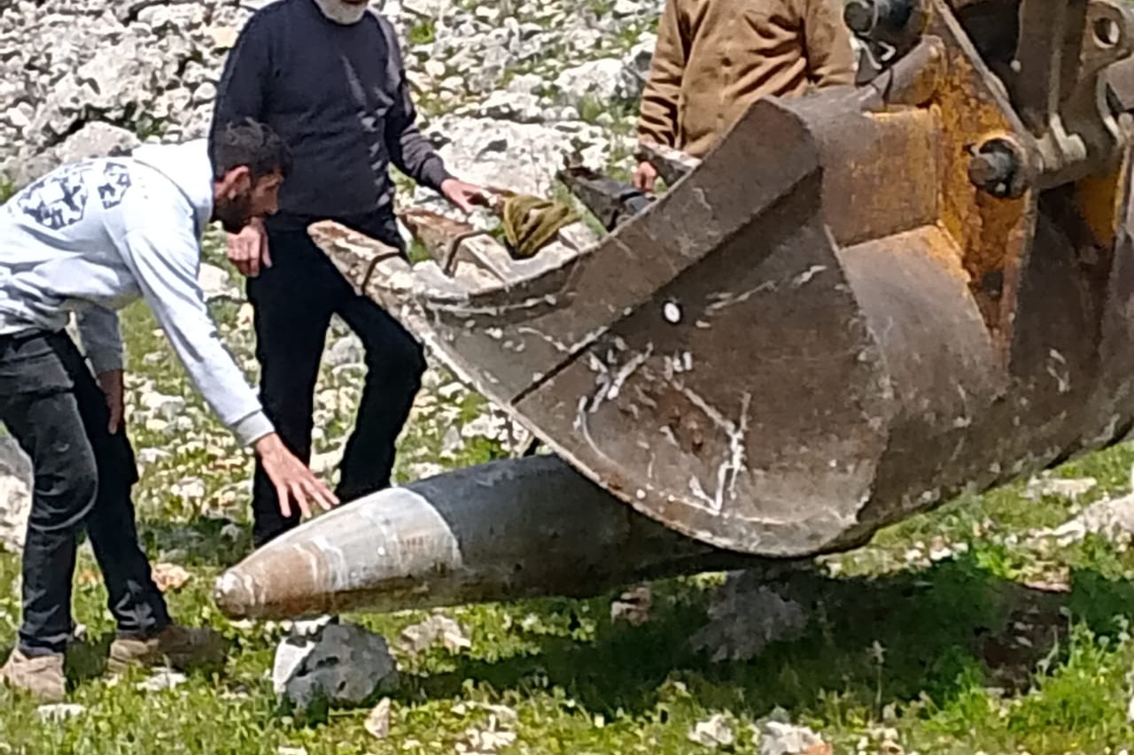 الجيش اللبناني يواصل رفع قنابل العدوان الإسرائيلي غير المنفجرة من منازل وأحياء البقاع