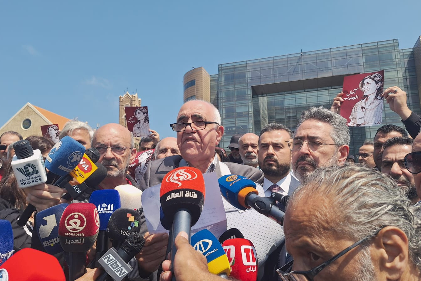 محررو الصحافة من أمام 