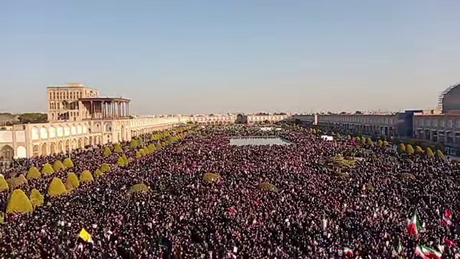 الشعب الإيراني يجتاح الشوارع حدادًا على الإمام الخامنئي