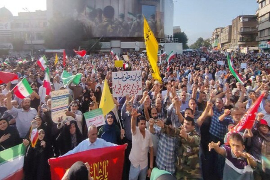 الإيرانيون يتضامنون مع الشعب اللبناني