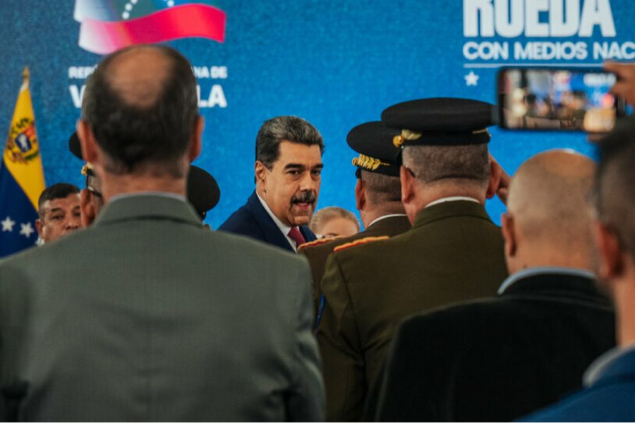 ترامب يدرس شنّ ضربات ضد فنزويلا.. ومادورو: مستعدون للقتال