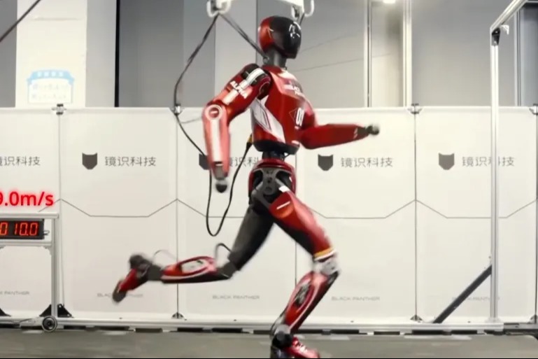 روبوت صيني يحطم الرقم القياسي للسرعة ينافس قدرات العدّائين البشر