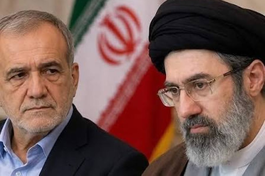 الإمام الخامنئي وبزشكيان يبحثان احتياجات الشعب وتطورات الحرب والملفات الاقتصادية