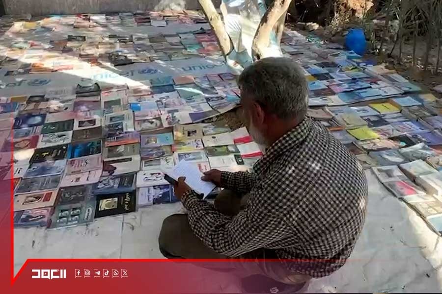 بعد 26 عامًا مع الكتب... الحرب تدمر مكتبة فلسطيني ويبدأ رحلة إنقاذها