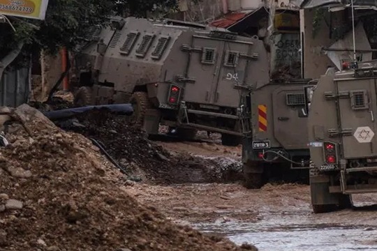 الاحتلال يقتحم الضفة الغربية ويلحق أضرارًا كبيرة بالبنية التحتية 