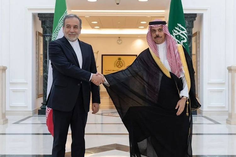 عراقجي وبن فرحان يبحثان التطورات الإقليمية في اتصال هاتفي ويؤكدان أهمية الاستقرار