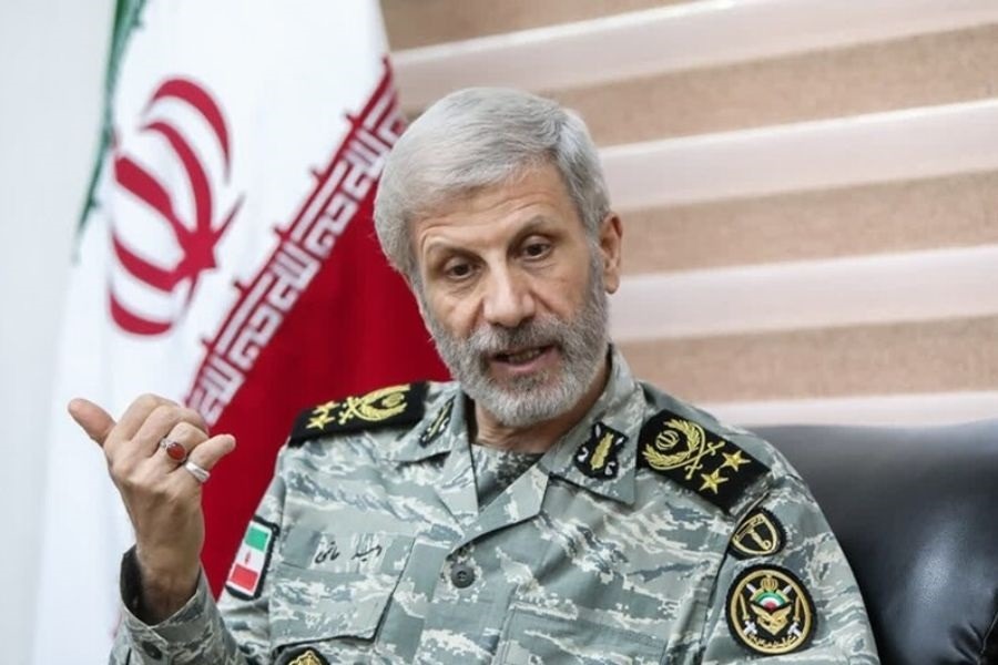 قائد الجيش الإيراني: نراقب تحرّكات العدو وسنرد بحزم على أيّ شر