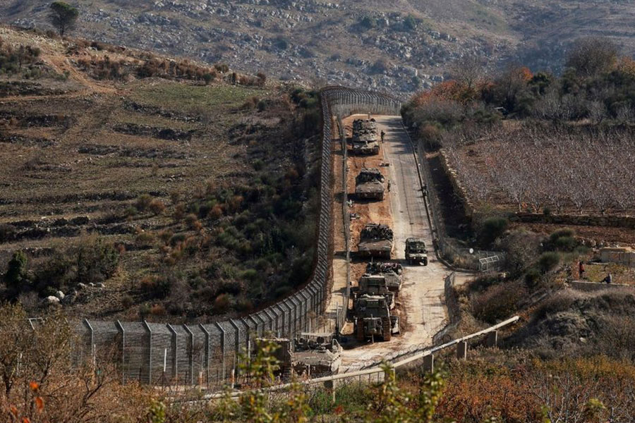 الجيش الصهيوني يقيم جدرانًا خرسانية وأسلاكًا شائكة لمنع الدروز من عبور السياج الحدودي