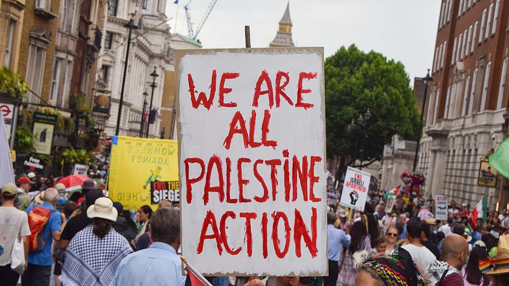 بريطانيا تعتقل 365 شخصًا خلال تظاهرة مؤيّدة لفلسطين