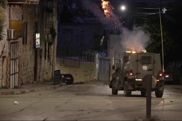 تصاعد اعتداءات قوات الاحتلال والمستوطنين في الضفة.. ومقاومون يفجرون عبوة بجنود العدو