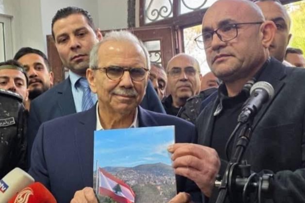 هدية من عيترون لنواف سلام.. وثيقة صمود تحاكي الجرح المفتوح