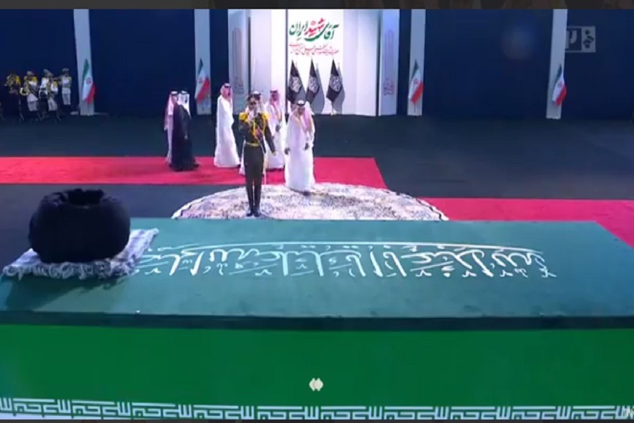 وفد من الخارجية السعودية يلقي نظرة الوداع على جثمان الشهيد الإمام السيد الخامنئي 